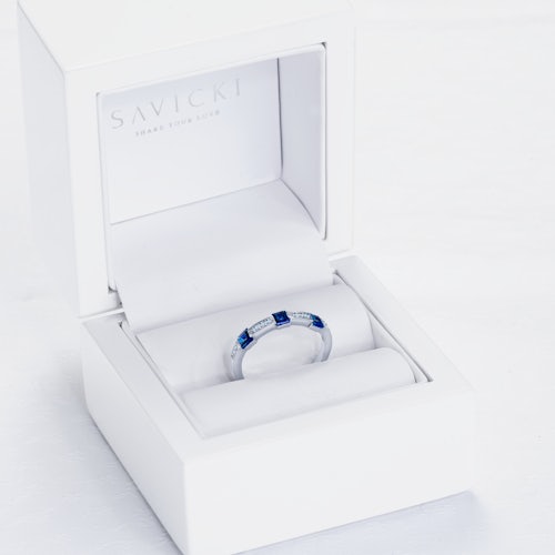 Pierścionek SAVICKI: białe złoto, niebieskie szafiry, diamenty